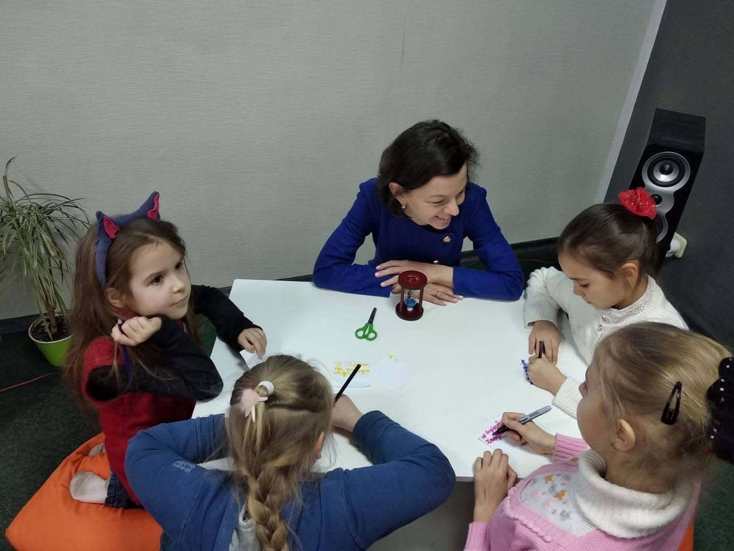 Заняття з дітьми за столом